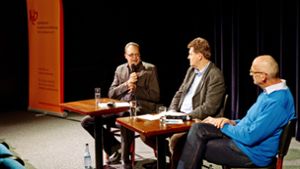 Debatte im Kino: Redakteur Rafael Binkowski, Moderator Christian Turrey und  der  Pfarrer Stefan Spitznagel. Foto: factum/Andreas Weise Foto:  