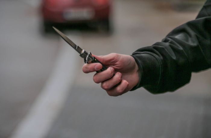 Stuttgart-Untertürkheim: 14-Jähriger zückt Messer und überfallt Jugendlichen