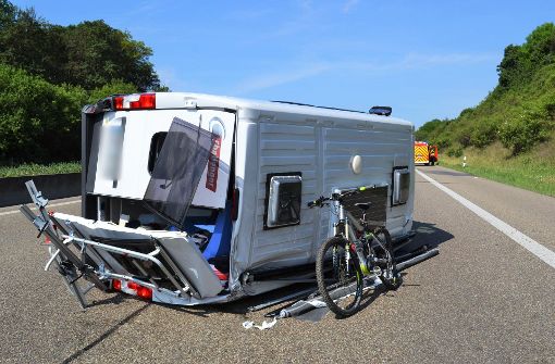 Nach dem Unfall auf der A8 mit einem Wohnmobil staute sich der Verkehr auf bis zu sechs Kilometern Länge. Foto: 7aktuell.de