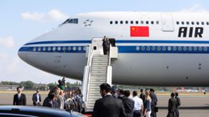 Chinas Premier Li Keqiang und seine Frau landen in Berlin. Foto: dpa