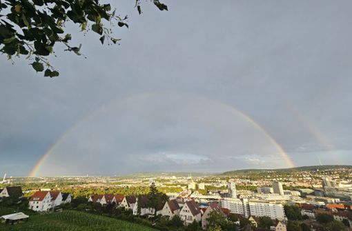 Ein Regenbogen am Mittwochabend über Stuttgart. Foto: Andreas Rosar Fotoagentur-Stuttg/Andreas Rosar Fotoagentur-Stuttg
