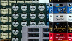 Mehrere Männer sollen Getränkekisten aus einem Einkaufsmarkt in Stuttgart-Feuerbach entwendet haben. (Symbolbild) Foto: dpa-Zentralbild