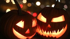Geschnitzte und illuminierte Kürbisfratzen sind der Klassiker an Halloween. Foto:  