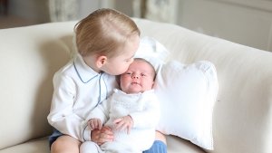 Ein Küsschen für sein Schwesterchen: Prinz George mit der kleinen Prinzessin Charlotte. Foto: dpa/ HRH The Duchess of Cambridge