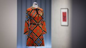 Ein knallfarbener Hingucker: Kleid aus der Sammlung Bräu, im Hintergrund ein Farblinolschnitt von Francois Berthoud. Foto: Gottfried Stoppel