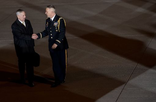 US-Verteidigungsminister James Mattis (links) wird am Donnerstag am Flughafen in München von Verteidigungsattache Terry Anderson begrüßt. Mattis nimmt an der Münchner Sicherheitskonferenz teil. Foto: dpa