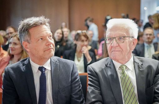 Bundeswirtschaftsminister Robert Habeck (links) ist in der Gunst vieler Wähler gesunken; Baden-Württembergs Ministerpräsident Winfried Kretschmann wird nicht mehr zur Wahl antreten. Foto: dpa/Kay Nietfeld