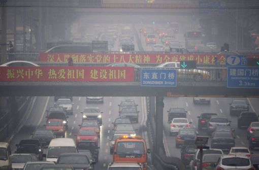Stau in Peking. Um die Luftqualität zu verbessern, verbietet die chinesische Regierung 553  Autotypen, die aus Sicht der Regierung zu viel Sprit verbrauchen. Foto: EPA