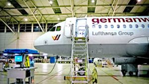 Im Hangar der Lufthansa Technik am Stuttgarter Flughafen werden nachts die Maschinen gewartet. Foto: Hannes Opel