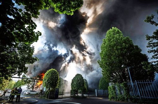 Bei dem Brand  in einer Lagerhalle des Müllentsorgers Alba in Waiblingen war die Feuerwehr Anfang Mai gefordert. Foto: Gottfried Stoppel/Archiv