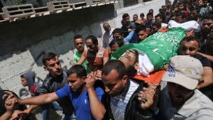 Palästinenser in Gaza tragen einen 27-jährigen Demonstranten zu Grabe, der bei den Ausschreitungen am Montag zu Tode gekommen war. Foto: AFP