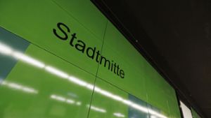 Vorfall in Stuttgart-Mitte: Wieder junge Frau auf S-Bahn-Steig  sexuell belästigt – Zeugen gesucht