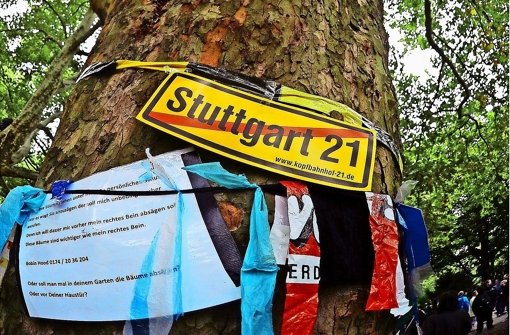 Protestaktion von S 21-Gegnern  gegen das Fällen von Bäumen im Mittleren Schlossgarten am Schwarzen Donnerstag, dem 30. September 2010 Foto: Werner Kuhnle