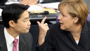 Am 27. September will Kanzlerin Merkel die erste Biografie von Philipp Rösler in Berlin vorstellen. der Termin verspricht Spannung, da die Stimmung in der schwarz-gelben Koalition wegen der Euro-Rettung belastet ist. Foto: dpa