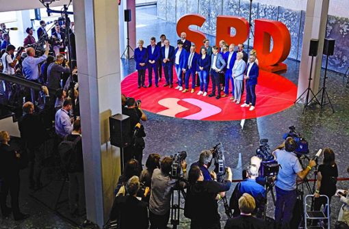 Gruppenbild mit Genossen: Die SPD sucht eine neue Parteiführung. Acht Frauen und  neun Männer haben sich ursprünglich zur Wahl gestellt – zwei haben gleich zum Auftakt des Vorstellungsmarathons   ihre Kandidatur zurückgezogen. Foto: AFP
