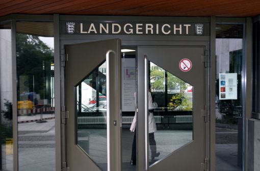 Eine 63-Jährige muss sich wegen schweren Betrugs vor dem Landgericht Stuttgart verantworten. Foto: dpa/Patrick Seeger