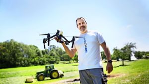 Hans-Jörg Andonovic-Wagner mit der Drohne, die helfen soll, Rehkitze zu retten. Foto:  