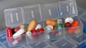 Rund fünf Tabletten schluckt ein 70- bis 79-Jähriger durchschnittlich am Tag, ergab eine Untersuchung   des Robert-Koch-Instituts.   Das ist riskant, wenn die Senioren zu mehreren Ärzten gehen, von denen der eine nicht weiß, was der andere verordnet hat. Foto: dpa-Zentralbild