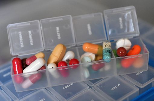 Rund fünf Tabletten schluckt ein 70- bis 79-Jähriger durchschnittlich am Tag, ergab eine Untersuchung   des Robert-Koch-Instituts.   Das ist riskant, wenn die Senioren zu mehreren Ärzten gehen, von denen der eine nicht weiß, was der andere verordnet hat. Foto: dpa-Zentralbild