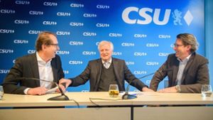 Das Dreigestirn der CSU, strahlend: Landesgruppenchef Alexander Dobrindt, Parteivorsitzender Horst Seehofer und Generalsekretär Andreas Scheuer Foto: dpa