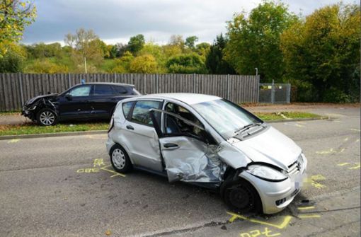 Die Fahrerin des Mercedes wurde bei dem Unfall lebensgefährlich verletzt. Foto: SDMG/Woelfl
