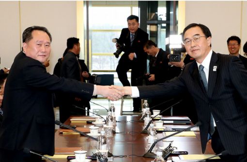 Annäherung nach langer Funkstille: Südkoreas Vereinigungsminister und Delegationsleiter Cho Myoung Gyon (r.) und sein nordkoreanischer Amtskollege Ri Son Gwon geben sich die Hand. Foto: YNA