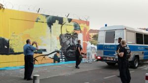 Ein Verbrecher wird übermalt. Das Graffiti in berlin sollte an den erschossenen Nidal R. erinnern. Foto: dpa