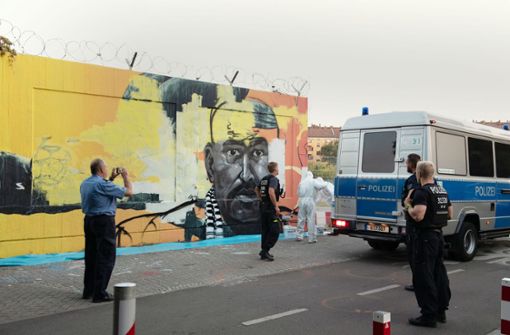 Ein Verbrecher wird übermalt. Das Graffiti in berlin sollte an den erschossenen Nidal R. erinnern. Foto: dpa
