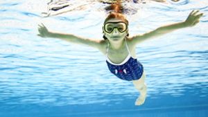 Mädchen und Jungen zwischen fünf und zehn Jahren können am Kinderschwimmen im F3 teilnehmen. Foto: StefanieB. - Fotolia