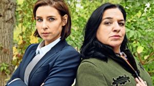 Die Titelheldinnen der neuen  Serie  „Dennstein & Schwarz“ (Martina Ebm, li.,  und Maria Happel) Foto: ARD/ORF/Hubert