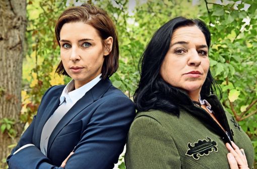 Die Titelheldinnen der neuen  Serie  „Dennstein & Schwarz“ (Martina Ebm, li.,  und Maria Happel) Foto: ARD/ORF/Hubert
