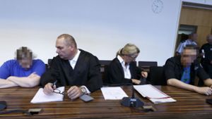 Die angeklagte Mutter (links) und ihr Partner (rechts) mit ihren Rechtsvertretern. Foto: Getty Images Europe