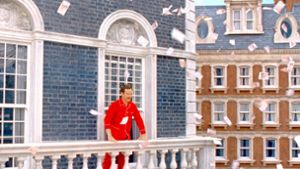 Henry Sugar (Benedict Cumberbatch) hat in „Ich sehe was, was du nicht siehst“ so viel Geld, dass er es buchstäblich aus dem Fenster werfen kann. Foto: Courtesy of Netflix