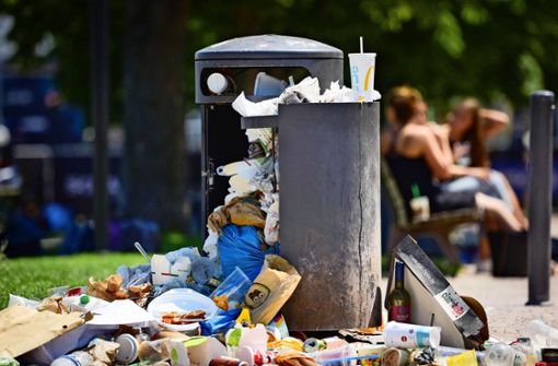 Wegwerf-Fastfoodboxen,  zurückgelassene Einwegbecher oder überquellende Mülleimer – die Stadt hat der zunehmenden Vermüllung den Kampf angesagt Foto: Lichtgut/Max Kovalenko