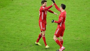 Thomas Müller (links) und Robert Lewandowski zeigen dem VfB die Grenzen auf. Foto: imago/Witters