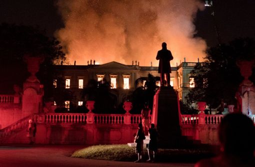 Sonntagabend in Rio de Janeiro: Das Gebäude des Nationalmuseums steht in Flammen. Foto: AP