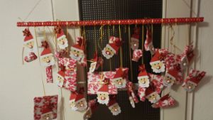 Liebevoller als einfach nur gekauft: Jedes Päckchen ist mit einem Weihnachtsmann-Motiv dekoriert. Foto: privat