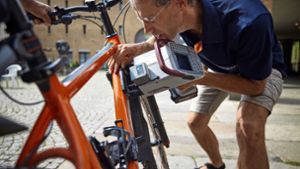 Andreas Schwager   codiert am Stand des ADFC Fahrräder. Das macht  Dieben den Weiterverkauf schwerer. Foto: Gottfried Stoppel
