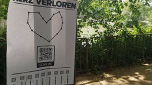 Am Stuttgarter Feuersee hängt ein Herz-Zettel mit QR-Code. Foto: Julian Kares