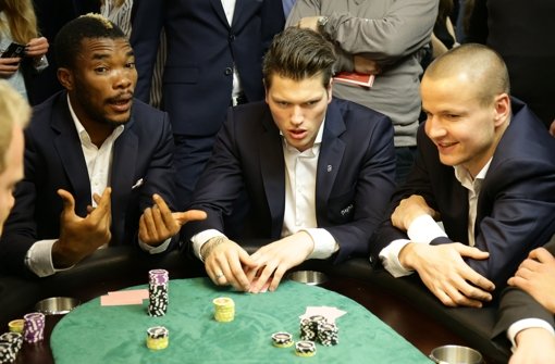 Geoffroy Serey Dié, Daniel Ginczek und Adam Hlousek (von links) am Pokertisch. In unserer Fotostrecke sehen Sie weitere Bilder vom Neujahrsempfang des VfB Stuttgart. Foto: Pressefoto Baumann