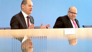 Olaf Scholz (SPD, links) und Peter Altmaier harmonieren fast  wie einst Karl Schiller und Franz-Josef Strauß. Foto: AFP/Michael Sohn