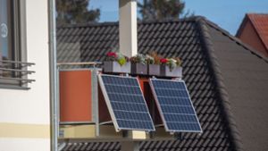 Solarmodule für ein sogenanntes Balkonkraftwerk hängen an einem Balkon. In einem Test von Stiftung Warentest schnitt nur eine Anlage gut ab (Symbolfoto). Foto: dpa/Stefan Sauer
