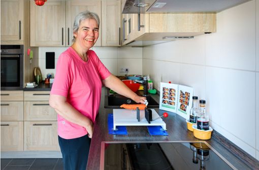 Trotz Schlaganfall: Anna Kopp ist mit Begeisterung in der Küche aktiv. Foto: Stefanie Schlecht/ 