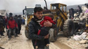 Besnia in Syrien, 6. Februar 2023: Ein Mann trägt die Leiche eines Erdbebenopfers. Foto: AP/dpa/Ghaith Alsayed