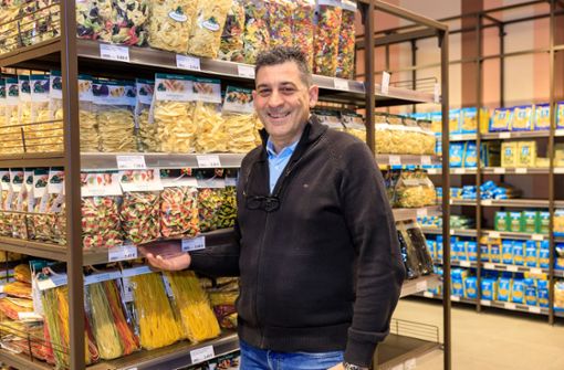 Fabio Concello ist der Kopf des Familienbetriebes Gentile Gusto. Er fährt auf Messen nach Italien, um  gute Produkte für seinen Lebensmittelladen auszusuchen. Foto: / Stefanie Schlecht