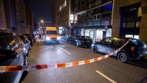Der Tatort: Die Polizei sperrte nach dem Angriff die Straße vor dem Lokal ab. Foto: 7aktuell/Adomat
