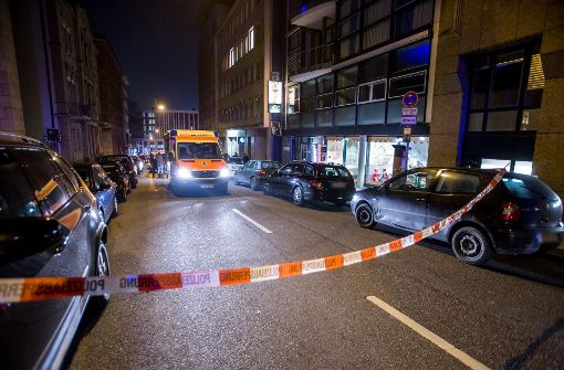 Der Tatort: Die Polizei sperrte nach dem Angriff die Straße vor dem Lokal ab. Foto: 7aktuell/Adomat