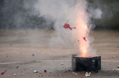 Ein Unbekannter zündete eine Feuerwerksbatterie und zerschlug so ein Glasvordach. (Symbolbild) Foto: dpa/Paul Zinken