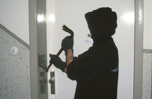 Laut Polizei hebelten die Einbrecher die Tür auf. (Symbolbild) Foto: picture-alliance / dpa/Wilhelm Leuschner