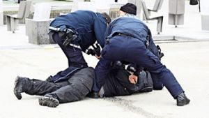 Polizisten nehmen  einen Extremisten auf dem Marktplatz fest. Foto: privat